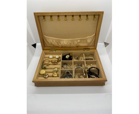 Quantity of vintage costume jewellery 