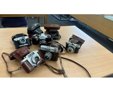 Selection of vintage cameras to include Praktica Nova 1B, VVighander vitoret etc 