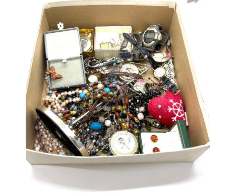 Quantity of vintage costume jewellery 