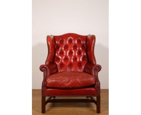 Rood lederen fauteuil, ca. 1900, met gecapitonneerde leuning, los zitkussen en messing siernagels [1]