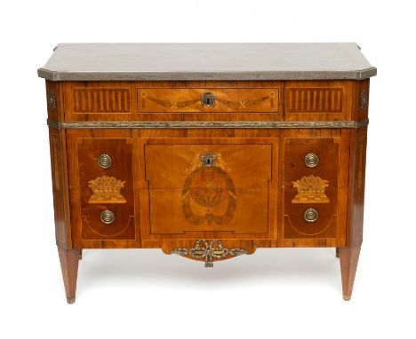 Zweden, commode in Louis XVI stijl, eind 19e eeuw; Uitgevoerd met marqueterie van vazen, draperieën en bloemmanden in vakwerk