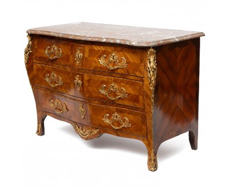 Frankrijk, rozenhouten commode, Louis XV, circa. 1760, met marmeren blad. In het gebombeerde front vier laden met vuurgeguld 