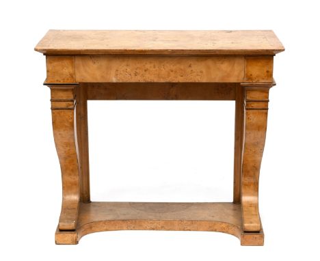 Baltische Staten, berkenhouten console tafel, Empire, circa 1815; Uitgevoerd met ebbenhouten lijstwerk. Onder het blad een la