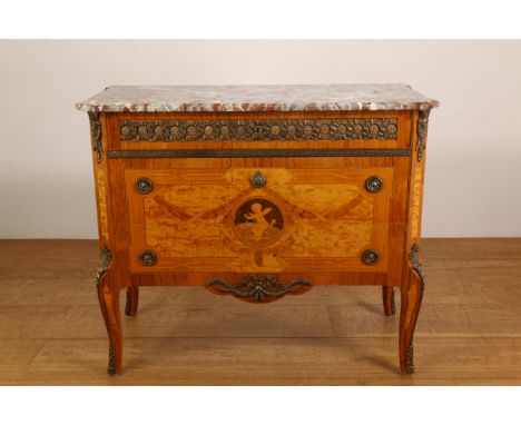 Zweden, palissander- en satijnhouten commode in Louis XVI-stijl, 20e eeuw, met rouge royal marmeren blad en drie laden. Het g