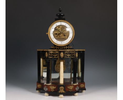 Oostenrijk, vruchtenhouten pendule met automaton, J. Straub Wien, circa 1830; Uurwerk uitgevoerd met gaand- en slagwerk op be