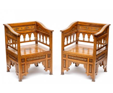 Damascus, hardhouten zitameublement, laat 19e eeuw; Bestaande uit twee fauteuils en bank. Uitgevoerd met geometrisch inlegwer