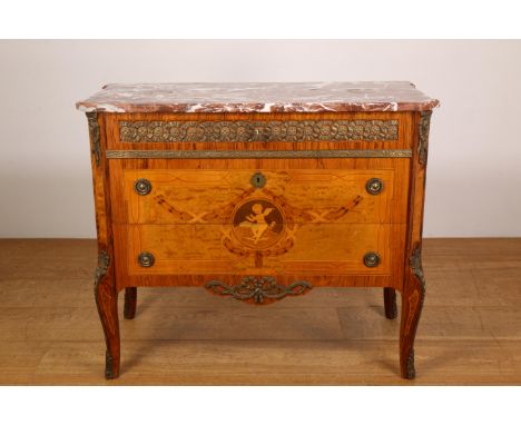 Zweden, palissander- en satijnhouten commode in Louis XVI-stijl, 20e eeuw, met rouge royal marmeren blad en drie laden. Het g