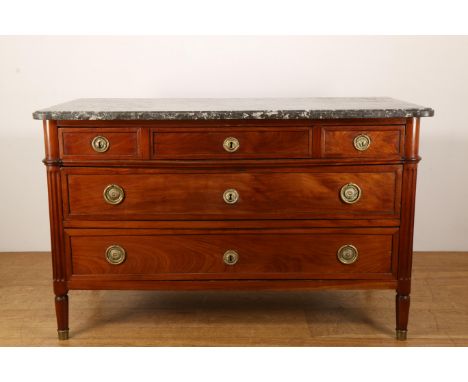 Mahoniehouten commode, Directoire, met marmeren blad. In het front drie laden met messing beslag br. 130, h. 81, d. 61 cm [1]