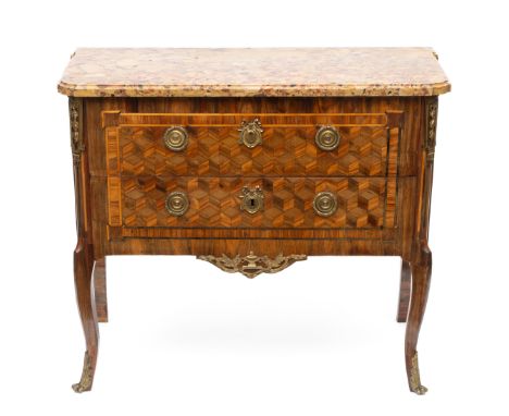 Notenhouten commode, Louis XV, met brèche d'Alep marmeren blad en twee laden. Het geheel versierd met bieswerk, marqueterie d