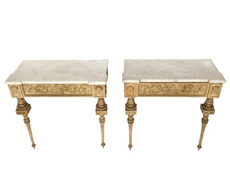 Frankrijk, paar grijs geschilderde console tafels met wit marmeren bladen, Louis XVI, circa 1800; Uitgevoerd met gestoken dec