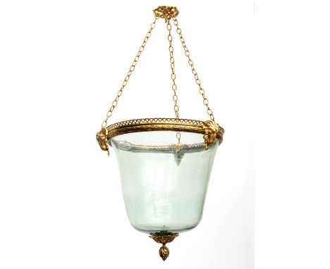 Frankrijk, licht groen glazen eierlamp, Louis XVI, 18e eeuw; Uitgevoerd met verguld bronzen montuur met decoratie van lauwerk