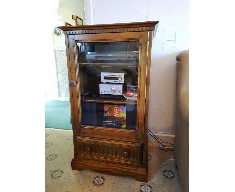 Ercol - An Ercol Old Colonial single door glazed cabinet with lower drawer, 96 cm x 56 cm x 49 cm. [W]

NOTE: ITEMS ARE LOCAT