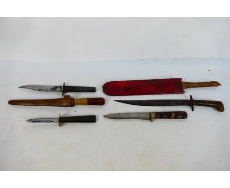 A collection of various vintage knives and similar. [W]
Note: This lot is not for sale to people under the age of 18. By bidd