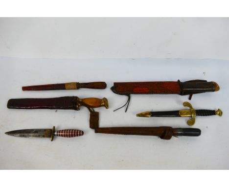 A collection of vintage knives and similar. [W]
Note: This lot is not for sale to people under the age of 18. By bidding on t