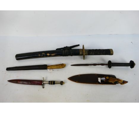 A collection of vintage knives. [W]
Note: This lot is not for sale to people under the age of 18. By bidding on this item you