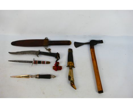 A collection of vintage knives and an axe. [W]
Note: This lot is not for sale to people under the age of 18. By bidding on th