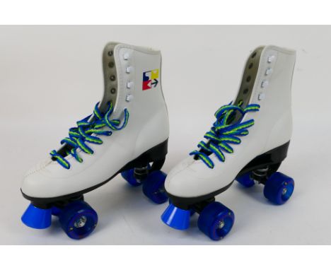Unbranded - A pair of vintage style Roller Boots in white with 54 mm wheels. They are marked size 39 on the inside which is e