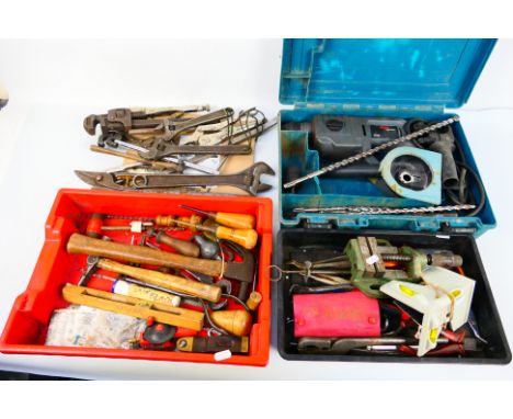 A quantity of tools to include hammers, pliers, spirit level, and similar. Lot also includes a Skil Professional 1750 drill i