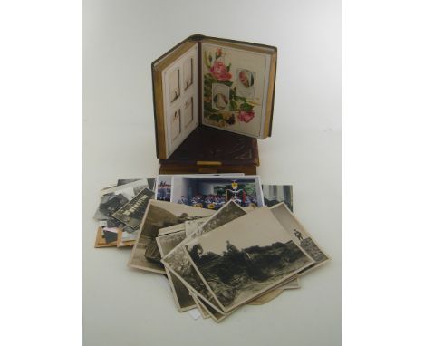 Two Victorian cartes-de-visite albums and a large quantity of photos. (A lot) CONDITION REPORT: The empty albums leather-boun