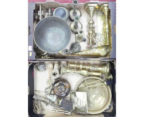 A collection of metal ware to include various table candlesticks, oil lamp, a horn handled toasting fork, etc (2 boxes)