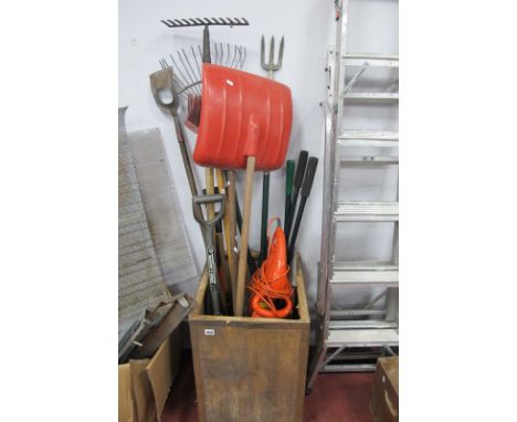  Quantity of Garden Tools, Hedge Cutter - untested sold for parts only.