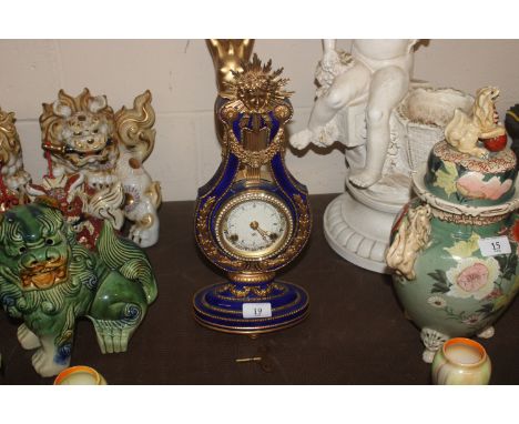 A Franklin Mint mantel clock with key 