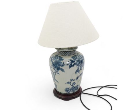 Chinese table lamp of baluster form, decorated with exotic birds perched in flowering trees in blue and white, on circular wo