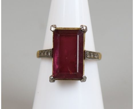 18ct gold stone set ring, size L