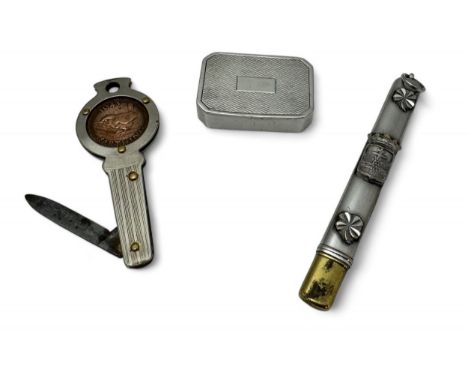 An engine turned silver snuff box with blank cartouche. 38mm length, 19g. With hallmarks for D. Bros, Birmingham, 1933. Toget