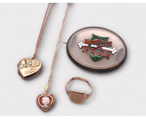 Small collection of jewellery items to include a signet ring with a split in the shank, an enamel and agate white metal brooc