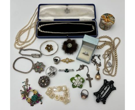 A quantity of silver and costume jewellery. Including a silver foliate bangle, silver CZ ring, other silver jewellery, imitat