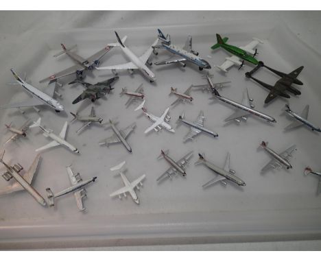 Selection of twenty five diecast aircraft, various makes and scales, mostly good condition, unboxed, largest L: 10 cm. UK P&a
