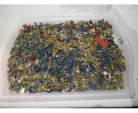 Approximately 700+ 1/72 scale plastic soldiers, various makes and types, mostly unpainted. UK P&amp;P Group 1 (£16+VAT for th