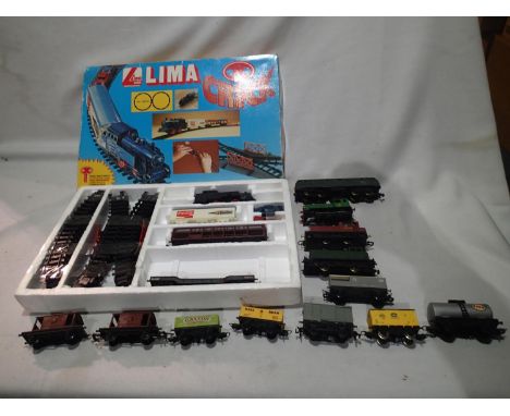 HO scale Lima crick set plus other locomotives and wagons, mostly fair to good condition. UK P&amp;P Group 2 (£20+VAT for the