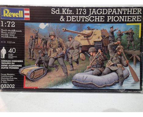 Revell 1/72 scale 03202 Jagdpanther with German engineers (forty figures), appears factory sealed, wear to box, unchecked. UK