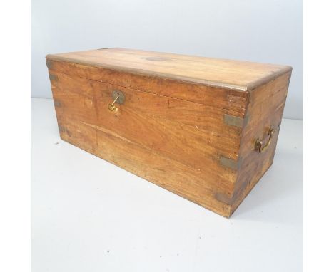 A brass bound camphor wood trunk. 90x40x44cm. With key. 