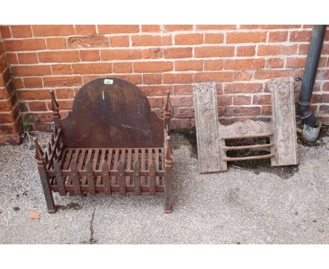 An early 20th Century fire grate