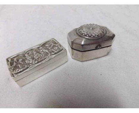 Mixed lot comprising octagonal white metal snuff box, the lid decorated with rosette detail, together with a further unmarked