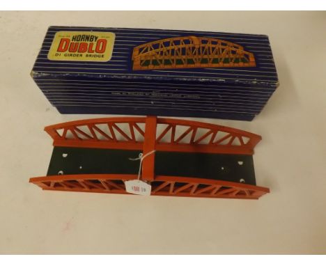 Quantity of mostly boxed Hornby Dublo accessories to include D1 Girder Bridge, T P O Mail van set, two ED3 Junction Signals, 