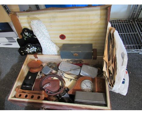 A bygone leather case containing pipe rack, brass ashtrays, bridge score cards, wooden boxes, 78's etc 