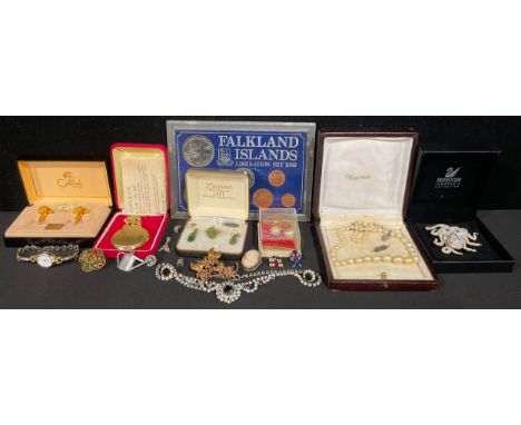 A selection of 9ct Gold Jewellery, Silver and Costume Jewellery;to include; a 9ct Gold New Zealand Jade ring, total gross wei