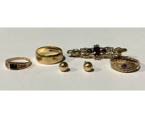 A selection of 9ct Gold Jewellery;to include; a "375" stamped Almandine/Pyrope Garnet brooch, a "375" stamped Amethyst and Wh