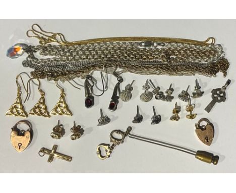 A selection of 9ct Gold and Silver Jewellery;some of it is broken, some of it usable jewellery,the 9ct gold jewellery include