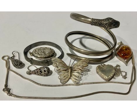 A selection of Silver and Unmarked White Metal Jewellery;to include an "S" stamped serpent bangle, a Baltic Amber pendant wit