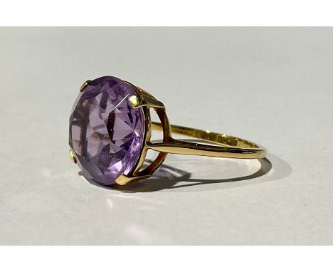An 18ct Gold Cushion Cut Amethyst Cocktail Ring set with a cushion cut amethyst that measures approx. 13.40ct, stamped "18CT"