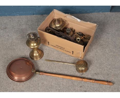 A box of metalwares to include copper bed pan, brass paraffin lamp, horse brasses, etc.  