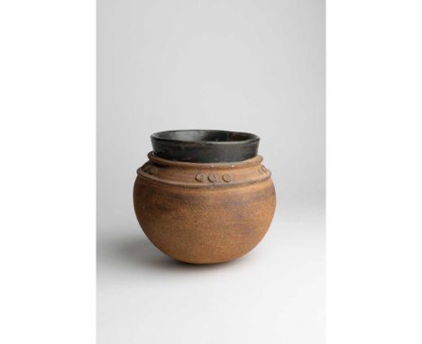 § Dame Magdalene Odundo O.B.E. (Kenyan 1950-) Early Vessel, 1976 stoneware, with glazed rim and interiorDimensions:23cm high,