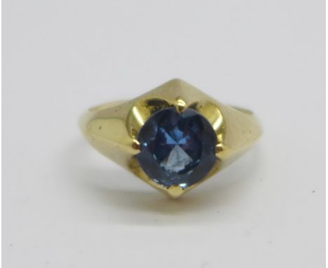 A 9ct gold and blue stone solitaire ring, 2.5g, K 