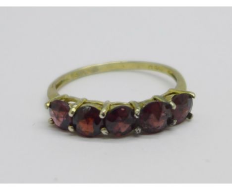 A silver gilt and five stone faceted garnet ring, R 