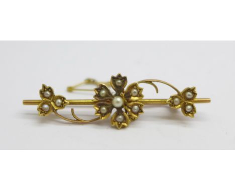 An early 20th Century 15ct gold and pearl brooch, 3.6g 